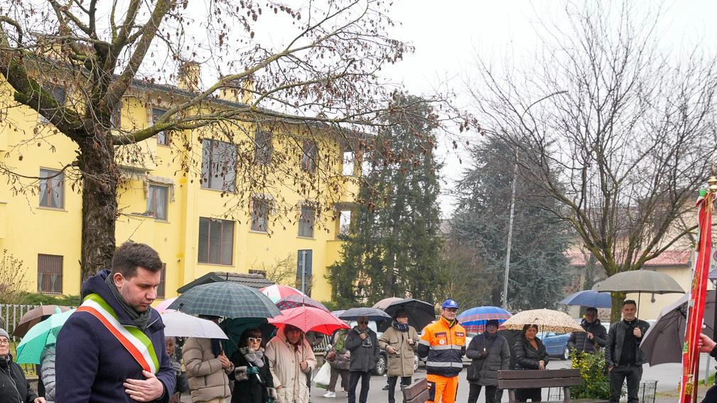 Un momento della commemorazione organizzata ieri mattina davanti al monumento Un momento della commemorazione organizzata ieri mattina davanti al monumento