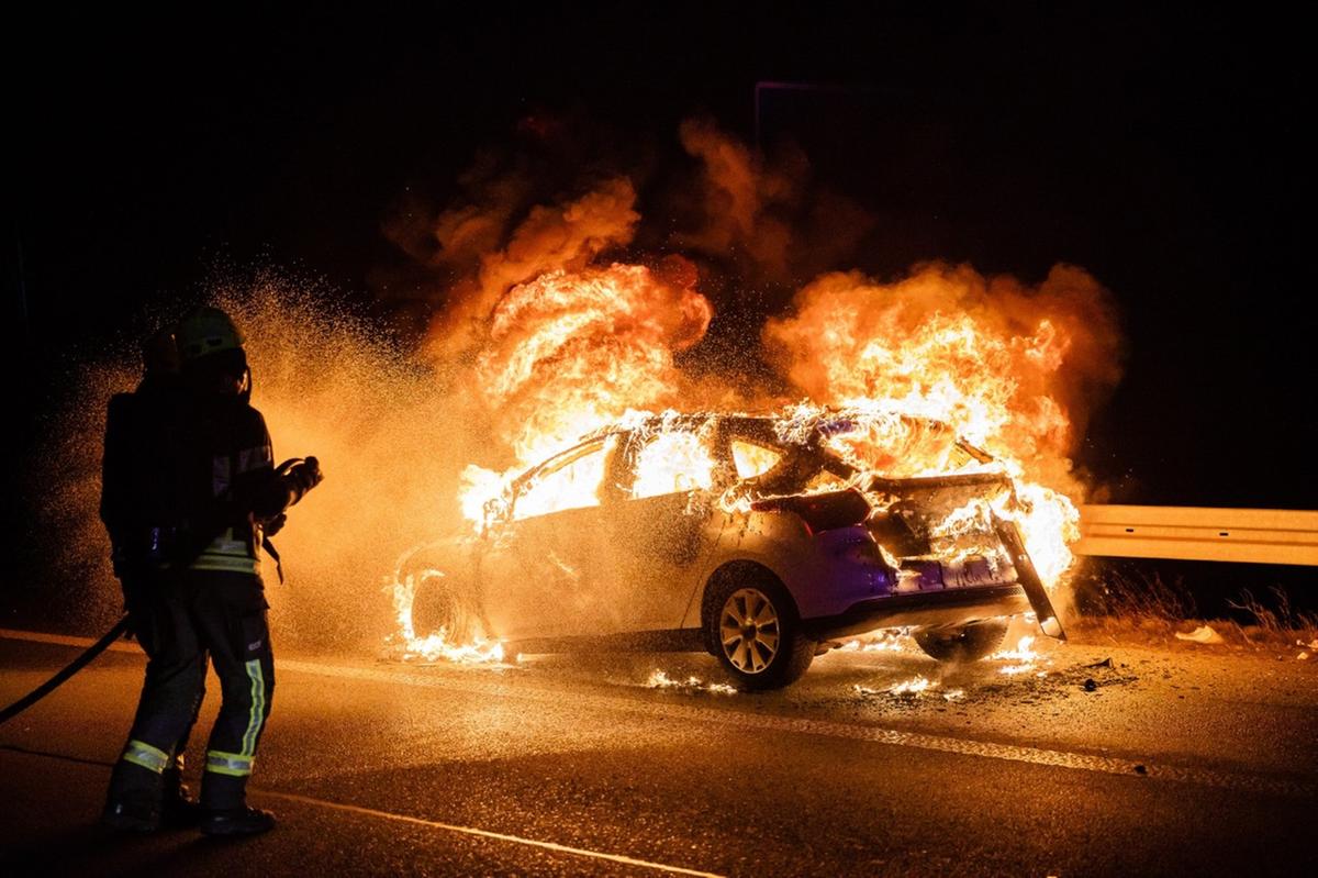 Piromane in azione in piazza Duomo: incendia tre auto e una vetrina e poi tenta la fuga Piromane in azione in piazza Duomo: incendia tre auto e una vetrina e poi tenta la fuga