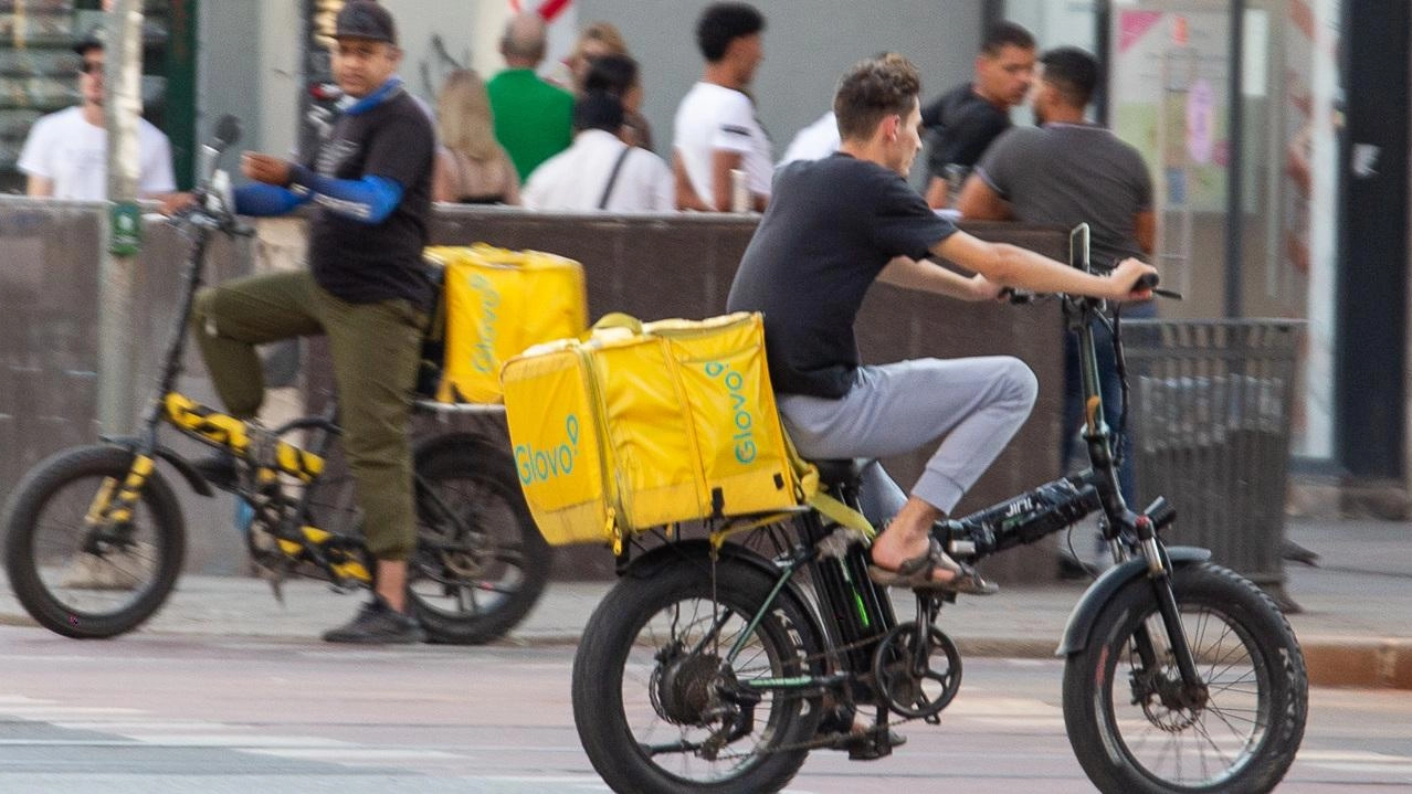 Giuseppe Di Maggio per quasi sei anni ha portato cibo a domicilio a bordo del suo scooter. Da un mese fa consegne per Amazon: "Le condizioni lavorative sono nettamente migliorate". Giuseppe Di Maggio per quasi sei anni ha portato cibo a domicilio a bordo del suo scooter. Da un mese fa consegne per Amazon: "Le condizioni lavorative sono nettamente migliorate".