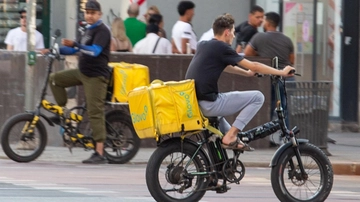 Milano, parla il rider pentito: “Ero sfruttato e senza tutele. Meglio diventare corriere per Amazon”