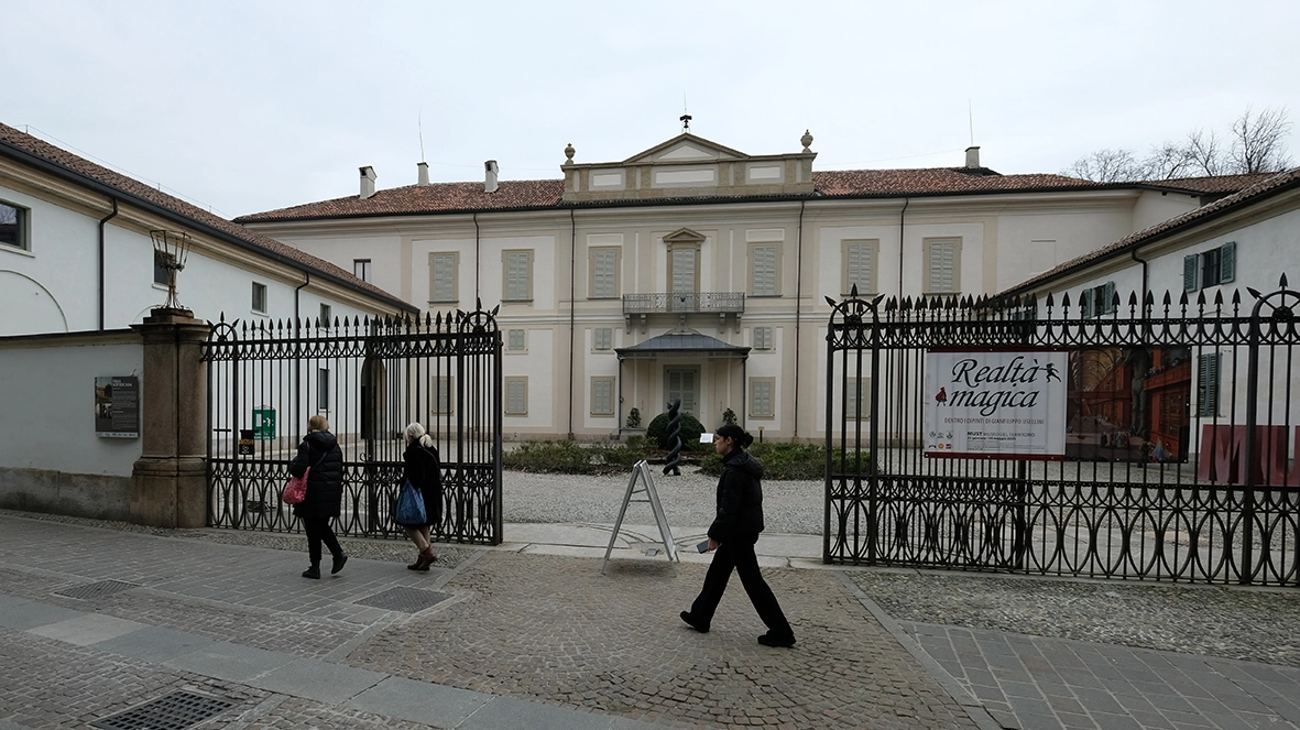 La posa della targa all’inaugurazione delle facciate della villa restaurate a cura della famiglia Berlusconi. L’ex premier era proprietario della parte privata del complesso di via Vittorio Emanuele che oggi ospita il Must, il Museo del territorio La posa della targa all’inaugurazione delle facciate della villa restaurate a cura della famiglia Berlusconi. L’ex premier era proprietario della parte privata del complesso di via Vittorio Emanuele che oggi ospita il Must, il Museo del territorio