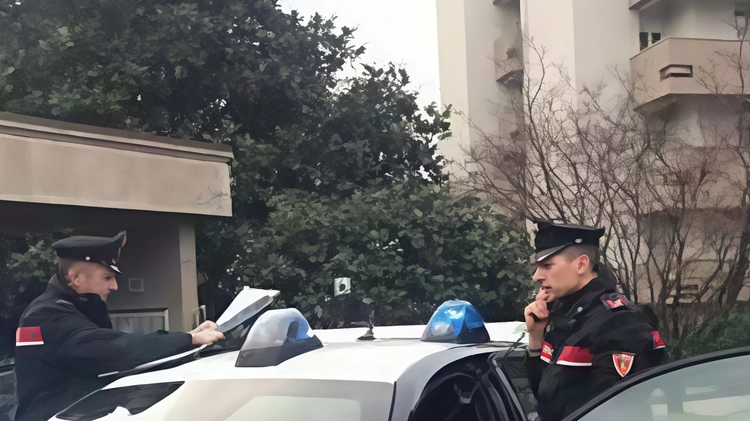 Partivano da Rovellasca per colpire a Saronno, vittime intimidite con un coltello. Il più grande, sedici anni, già noto agli inquirenti. Un quindicenne il suo complice. Partivano da Rovellasca per colpire a Saronno, vittime intimidite con un coltello. Il più grande, sedici anni, già noto agli inquirenti. Un quindicenne il suo complice.