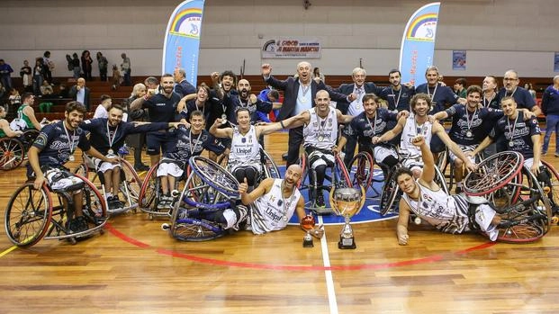 L’Unipol Briantea84 Cantù festeggia la settima Supercoppa Italiana vinta contro il Santo Stefano (Foto A. Vezzoli L’Unipol Briantea84 Cantù festeggia la settima Supercoppa Italiana vinta contro il Santo Stefano (Foto A. Vezzoli