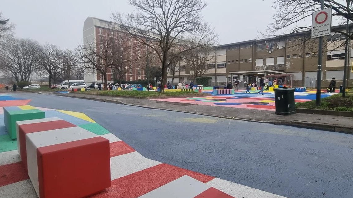 Un intricato mosaico di forme colorate si stende sull’asfalto davanti all’ingresso di una scuola in via Enrico de Nicola, nel... Un intricato mosaico di forme colorate si stende sull’asfalto davanti all’ingresso di una scuola in via Enrico de Nicola, nel...