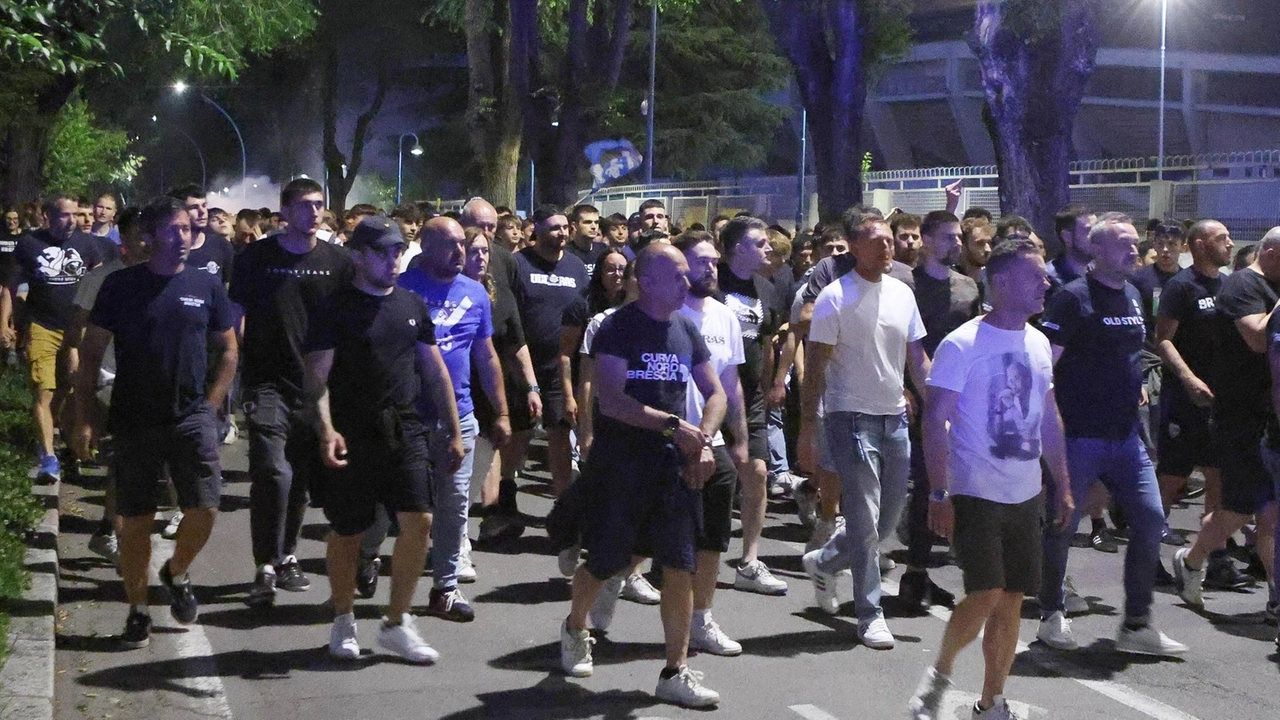 I tifosi del Brescia hanno manifestato la loro rabbia per la situazione sotto lo stadio I tifosi del Brescia hanno manifestato la loro rabbia per la situazione sotto lo stadio