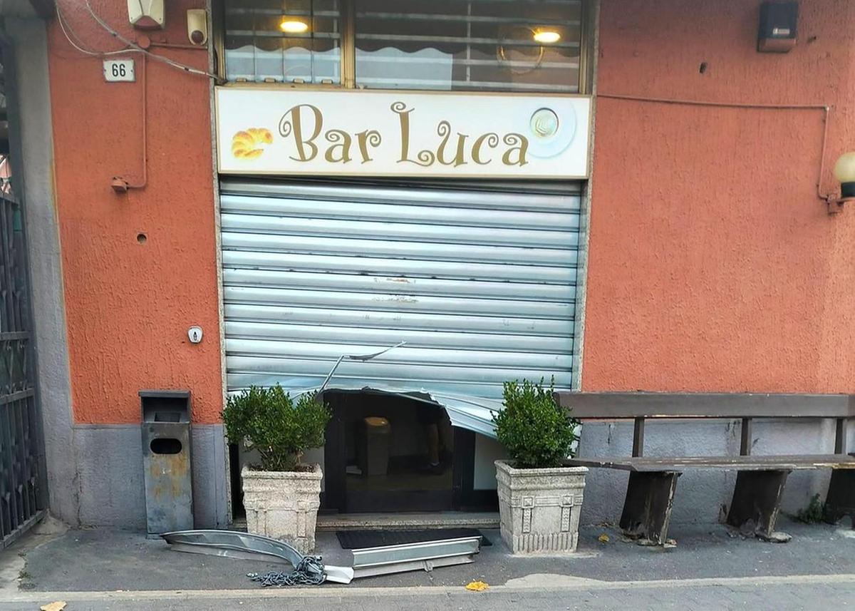 Pero, spaccata al bar nella notte. Scoppia la polemica sulla sicurezza Pero, spaccata al bar nella notte. Scoppia la polemica sulla sicurezza