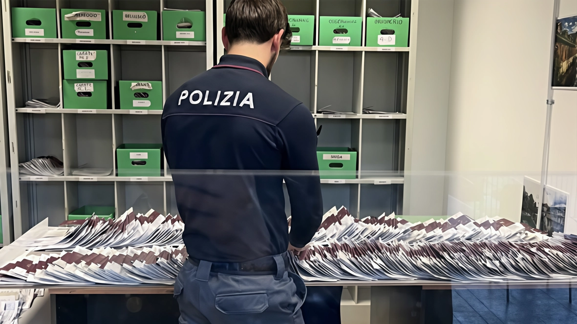 Aperture speciali e sportelli in più: gli agenti della Questura di polizia sono stati molto impegnati a Monza e in Brianza per rilasciare passaporti Aperture speciali e sportelli in più: gli agenti della Questura di polizia sono stati molto impegnati a Monza e in Brianza per rilasciare passaporti