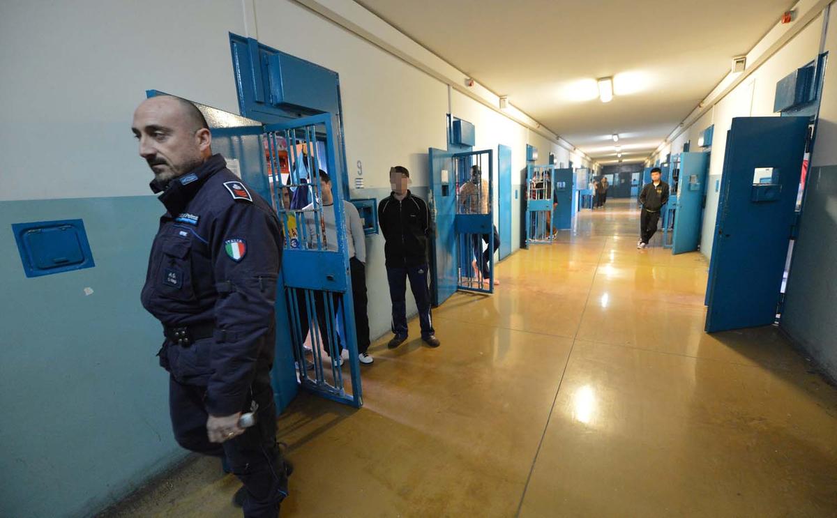 Busto Arsizio, due detenuti scatenati: devastano la cella e aggrediscono sei agenti Busto Arsizio, due detenuti scatenati: devastano la cella e aggrediscono sei agenti