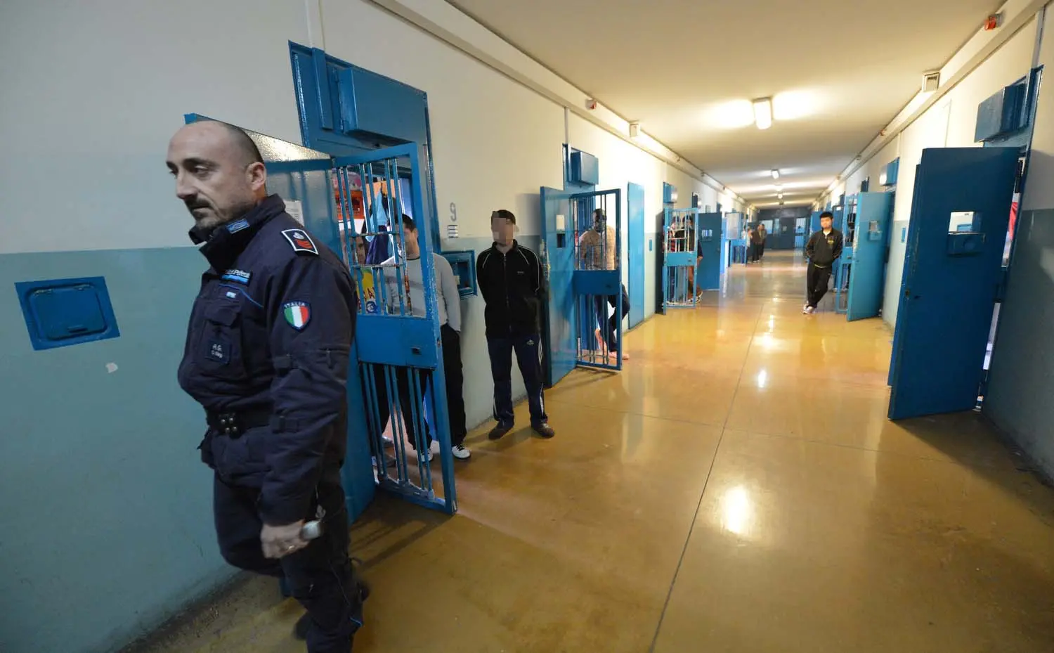 Busto Arsizio, due detenuti scatenati: devastano la cella e aggrediscono sei agenti