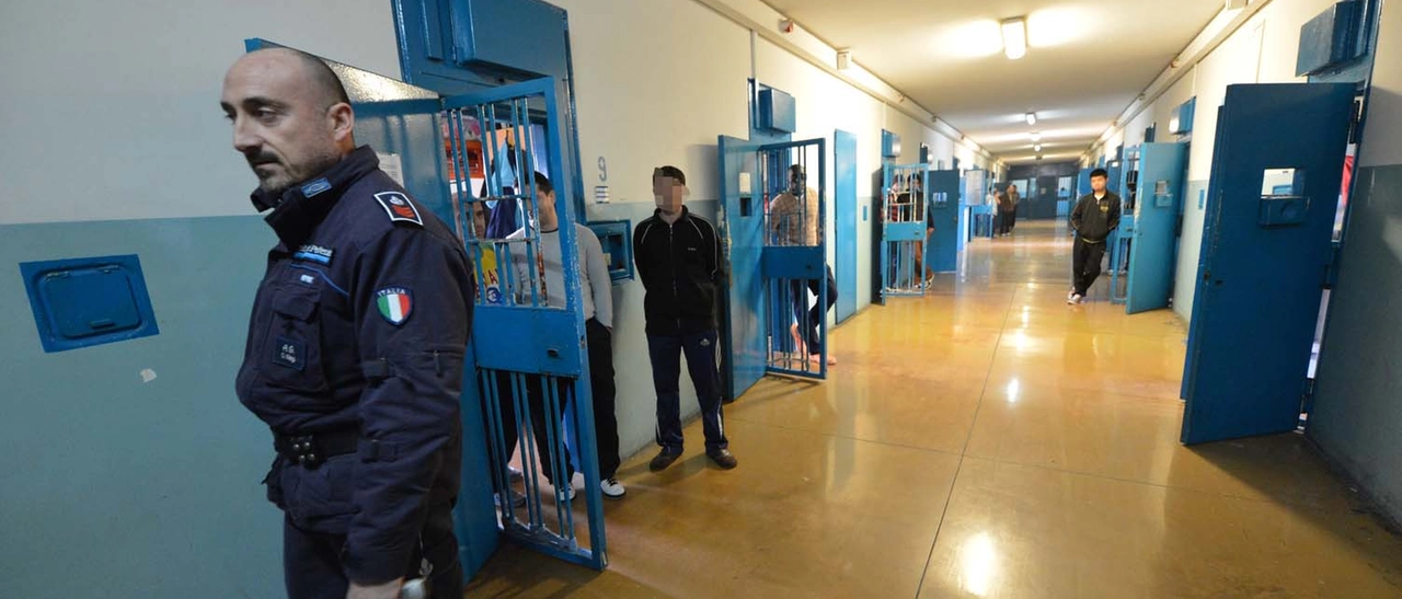 Busto Arsizio, due detenuti scatenati: devastano la cella e aggrediscono sei agenti