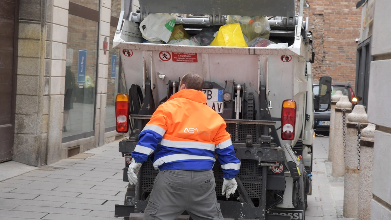 Un operatore della raccolta rifiuti Un operatore della raccolta rifiuti
