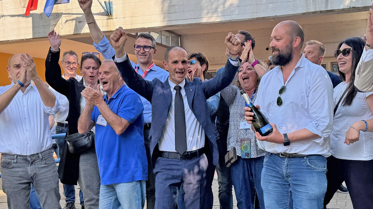 Opera, eletto sindaco Ettore Fusco con oltre il 60%.Nella foto i festeggiamenti Opera, eletto sindaco Ettore Fusco con oltre il 60%.Nella foto i festeggiamenti