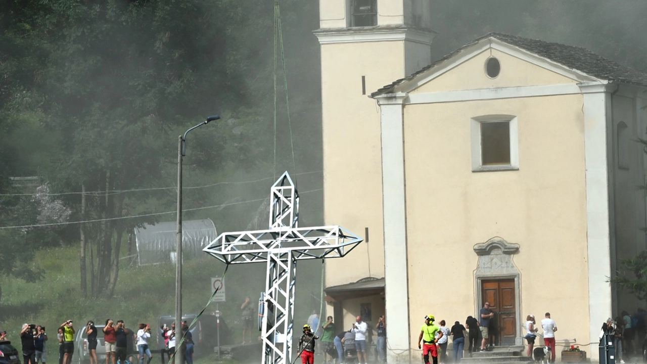 La croce di ferro posizionata all’Alpe Viziola in territorio di Campodolcino scomparsa pochi mesi fa è stata sostituita da un’altra benedetta e riposizionata La croce di ferro posizionata all’Alpe Viziola in territorio di Campodolcino scomparsa pochi mesi fa è stata sostituita da un’altra benedetta e riposizionata