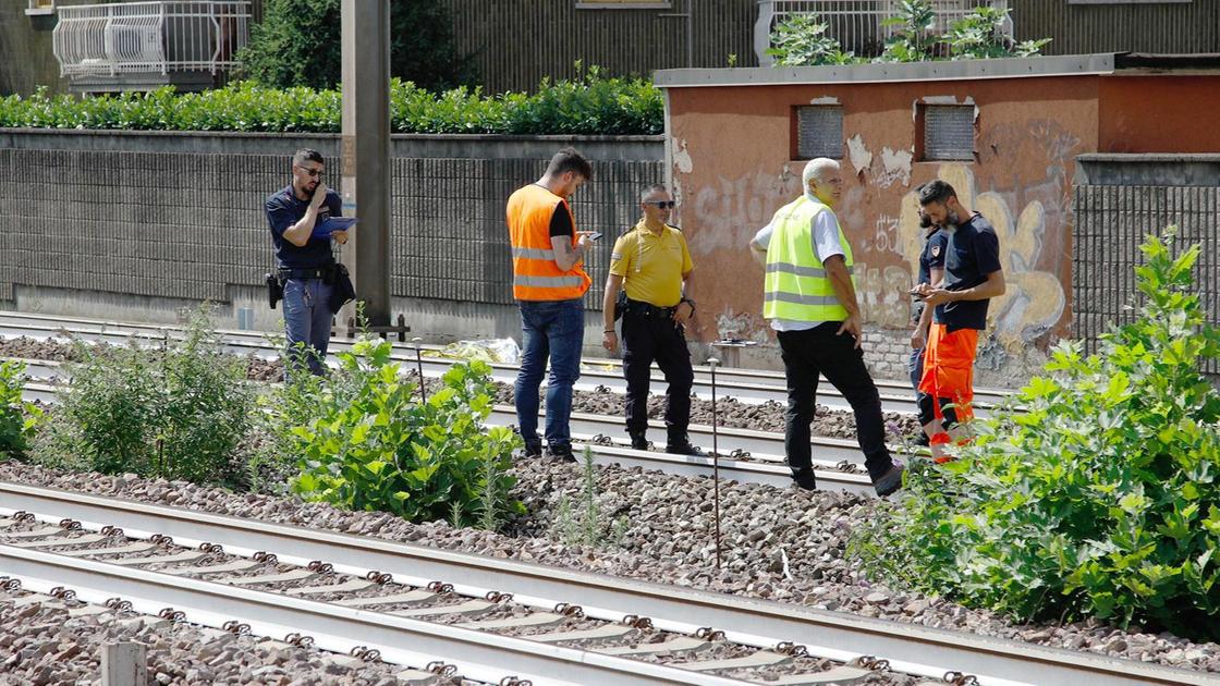 Uomo sotto il treno. Traffico bloccato da Bovisa a Saronno Uomo sotto il treno. Traffico bloccato da Bovisa a Saronno