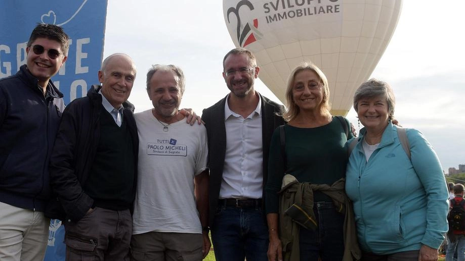 In mille all’evento voluto per celebrare la cessione dell’area al Comune. In cielo lo spettacolo di quattro mongolfiere per vedere dall’alto la futura oasi.