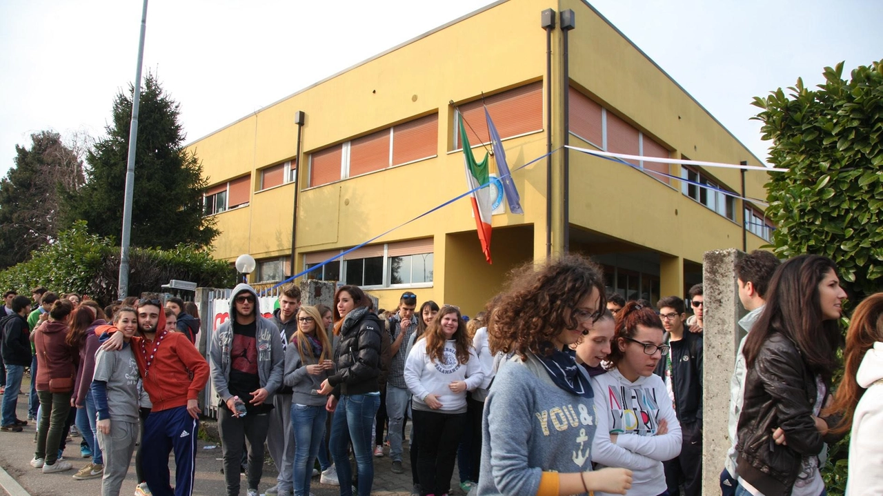 Il liceo Novello di viale Papa Giovanni XXIII dove i ladri sono riusciti a fare incursione Il liceo Novello di viale Papa Giovanni XXIII dove i ladri sono riusciti a fare incursione