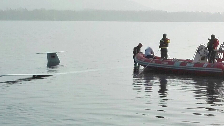 Un aliante finito nel lago di Varese, in azione i vigili del fuoco (Foto archivio)