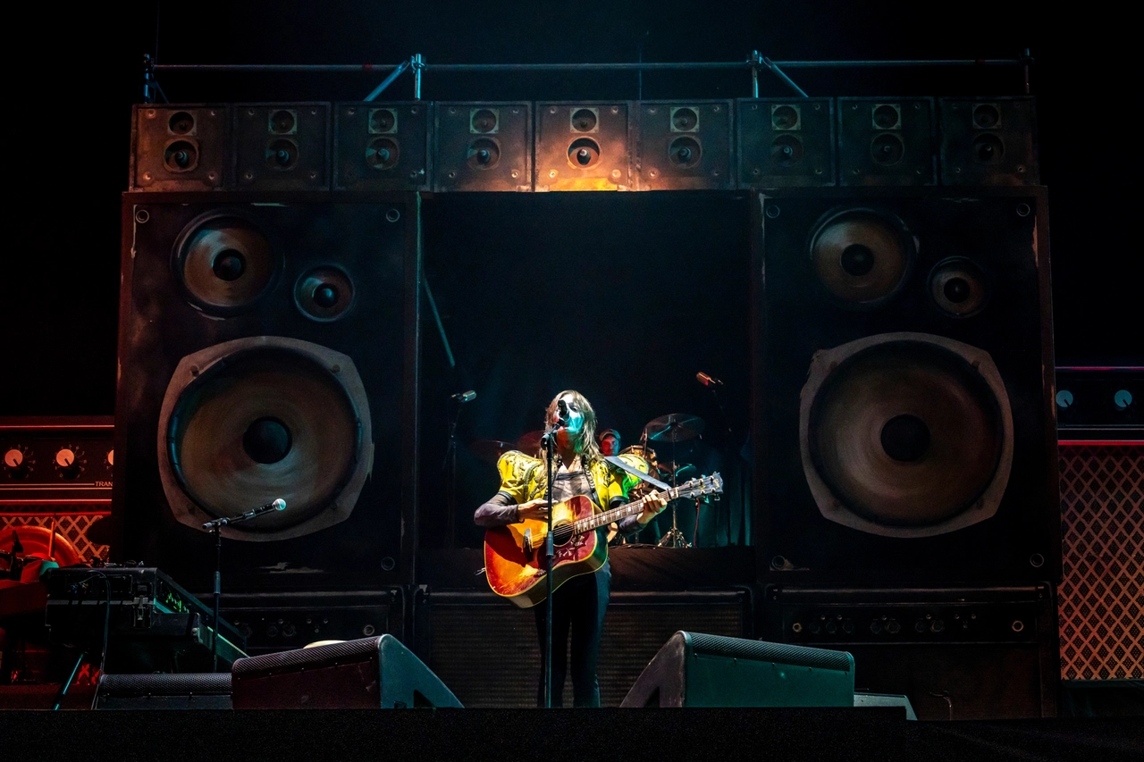 Lucio Corsi al concerto all'Ippodromo Snai di Milano (Foto Francesco Prandoni)
