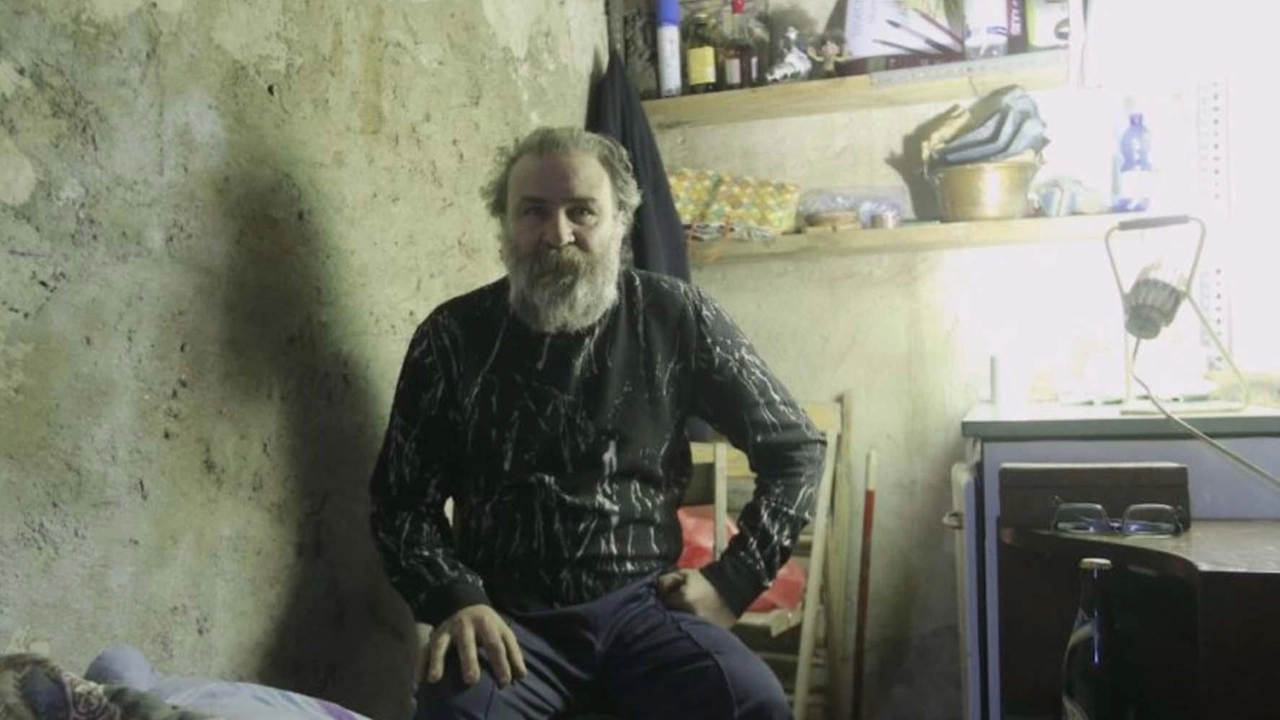 Giorgio Crespi, ex custode di Lombarda Petroli, non può pagare la cartella di oltre 1 milione di euro inviata dalla Regione Lombardia. Vive in una cantina a Monza, aiutato da un vicino. Processato per disastro doloso, ora cerca di liberare l'appartamento ereditato per accedere a una casa popolare. Giorgio Crespi, ex custode di Lombarda Petroli, non può pagare la cartella di oltre 1 milione di euro inviata dalla Regione Lombardia. Vive in una cantina a Monza, aiutato da un vicino. Processato per disastro doloso, ora cerca di liberare l'appartamento ereditato per accedere a una casa popolare.