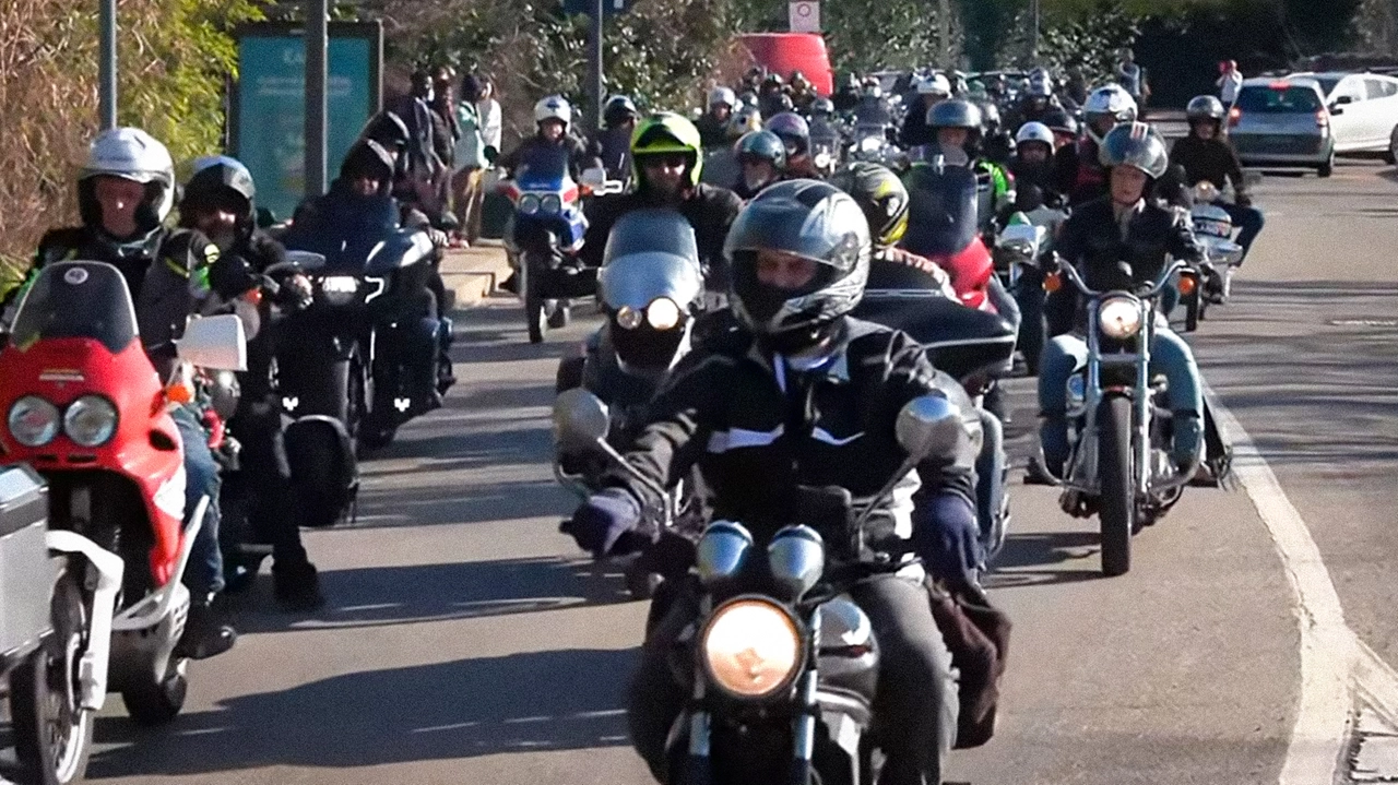 Una protesta dei motociclisti a Milano contro i divieti