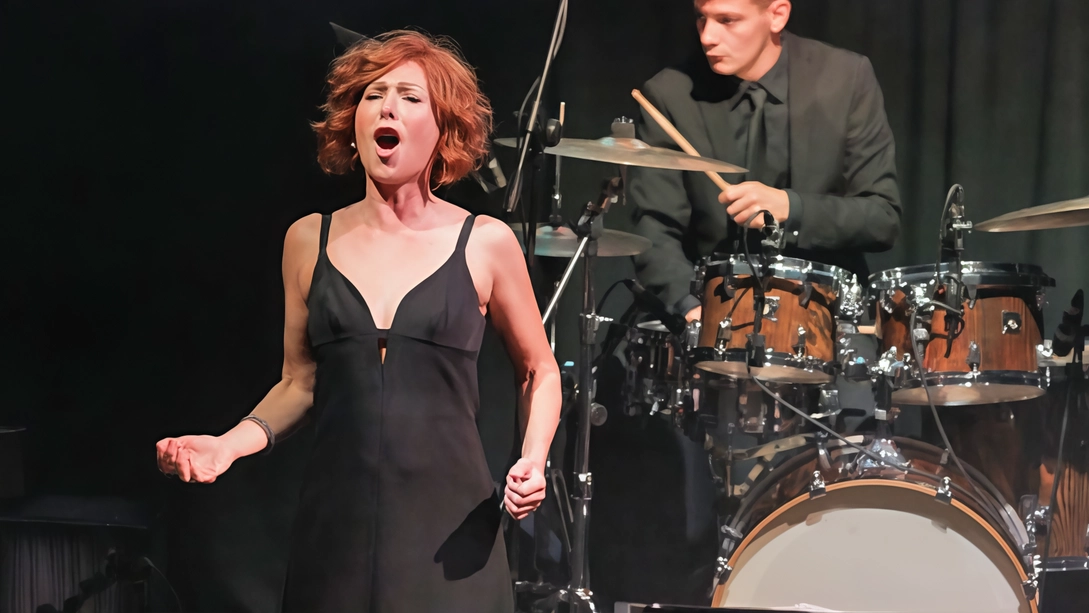 Il soprano Silvia Lorenzi canterà nel concerto di Natale a sostegno della ristrutturazione di Cascina Ponchia Il soprano Silvia Lorenzi canterà nel concerto di Natale a sostegno della ristrutturazione di Cascina Ponchia