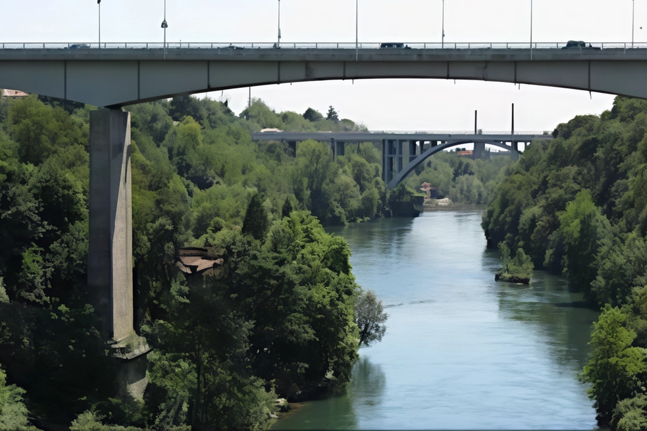 Trezzo, un 21enne tenta il suicidio. Lo salva l’abbraccio del carabiniere: "Ora installate le reti protettive"