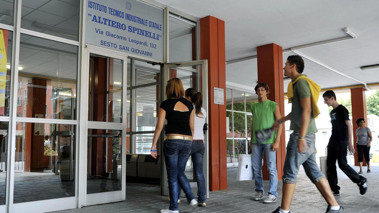 Lo scientifico Altiero Spinelli. Sotto, la dirigente scolastica Concetta Luppino Lo scientifico Altiero Spinelli. Sotto, la dirigente scolastica Concetta Luppino