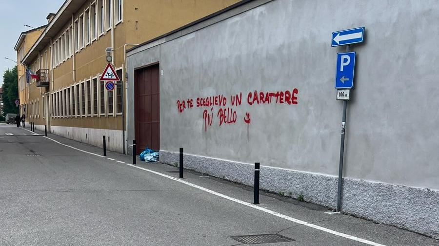 Codogno, vernice rossa e scritta sulla parete della scuola Tondini: vandali immortalati dalle telecamere Codogno, vernice rossa e scritta sulla parete della scuola Tondini: vandali immortalati dalle telecamere