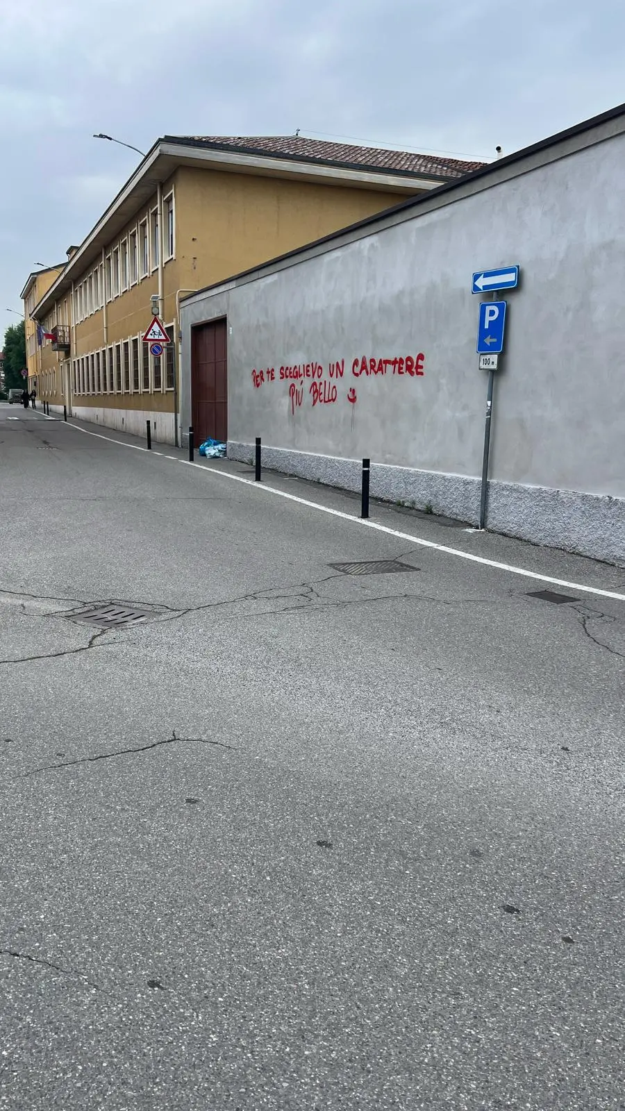 Codogno, vernice rossa e scritta sulla parete della scuola Tondini: vandali immortalati dalle telecamere