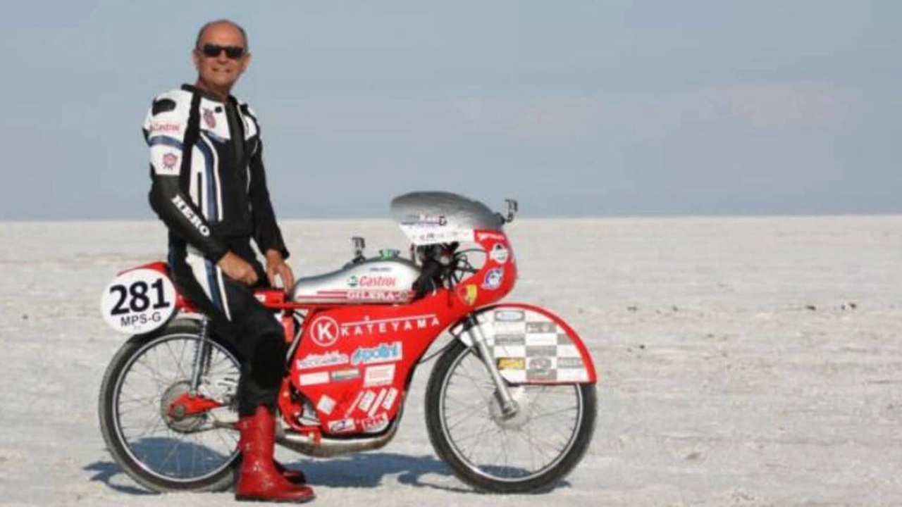 Il pilota di Saronno Daniele Restelli e il Team Speed-Ita si preparano a sfidare il record di velocità a Bonneville con una moto storica modificata. Il pilota di Saronno Daniele Restelli e il Team Speed-Ita si preparano a sfidare il record di velocità a Bonneville con una moto storica modificata.