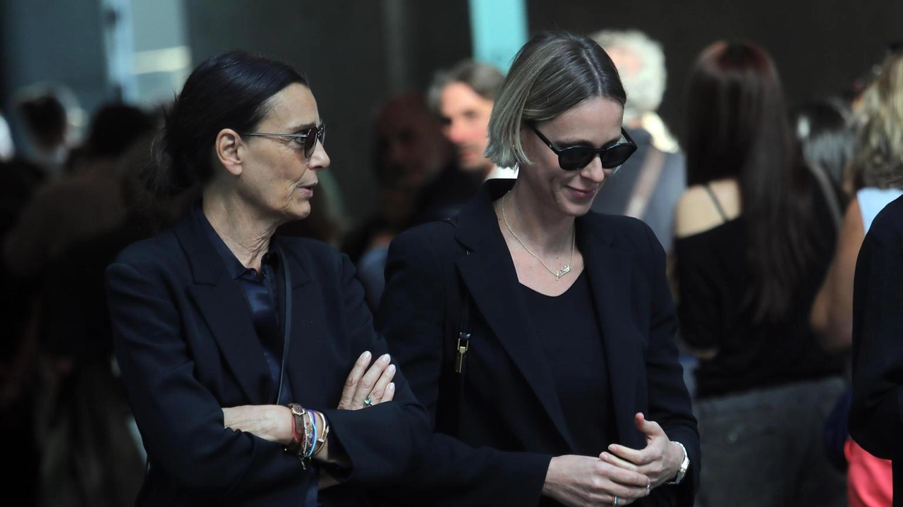 Dopo le 6mila di ieri, altre 10mila persone all'Armani/Teatro Dopo le 6mila di ieri, altre 10mila persone all'Armani/Teatro