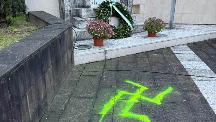 La svastica disegnata davanti al monumento ai partigiani caduti nella guerra di Liberazione (le braccia sono orientate in senso opposto rispetto a quelle del noto simbolo nazista) La svastica disegnata davanti al monumento ai partigiani caduti nella guerra di Liberazione (le braccia sono orientate in senso opposto rispetto a quelle del noto simbolo nazista)