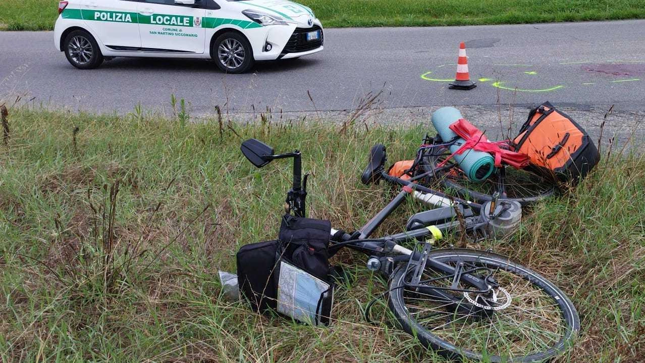 La bicicletta del 69enne a terra dopo l’incidente L’uomo è ora ricoverato in Rianimazione nel Policlinico San Matteo La bicicletta del 69enne a terra dopo l’incidente L’uomo è ora ricoverato in Rianimazione nel Policlinico San Matteo