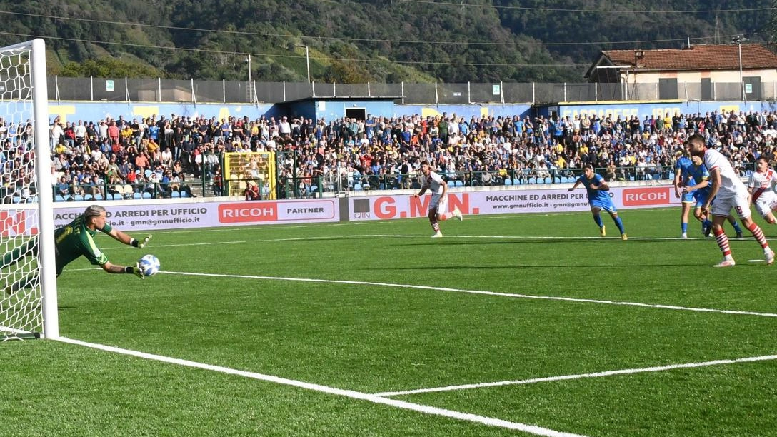 La rete su calcio di rigore di Mancuso che ha portato avanti il Mantova a Carrara La rete su calcio di rigore di Mancuso che ha portato avanti il Mantova a Carrara