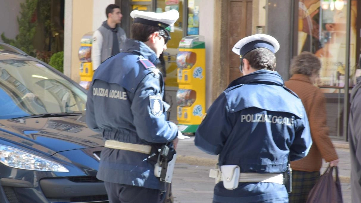 Gli agenti della Municipale non l’hanno portata in ospedale L’hanno invece avvolta in una coperta termica rifocillandola con tè caldo Gli agenti della Municipale non l’hanno portata in ospedale L’hanno invece avvolta in una coperta termica rifocillandola con tè caldo