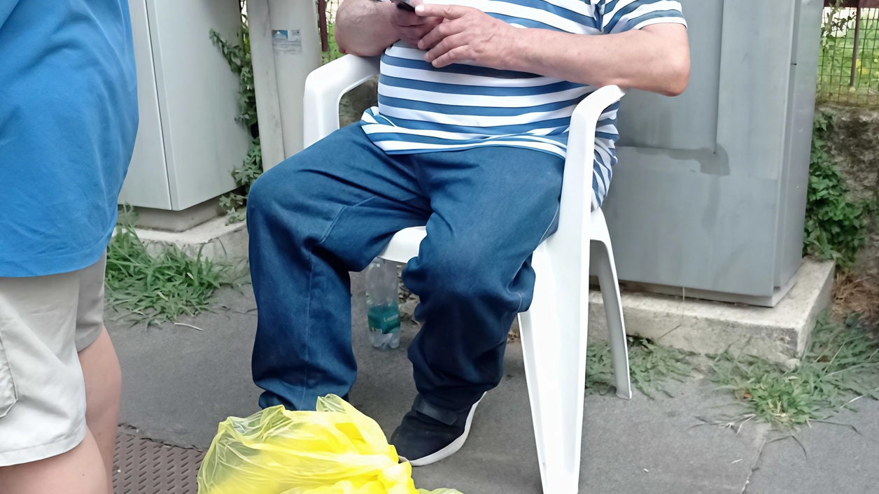 Dopo il blitz alla Casa albergo alcuni inquilini sistemati in via Campestre "Ma nessuno ha recuperato gli effetti personali lasciati nell’edificio". E c’è ancora chi va a bussare alla porta, ormai sigillata, di via Fogagnolo. Dopo il blitz alla Casa albergo alcuni inquilini sistemati in via Campestre "Ma nessuno ha recuperato gli effetti personali lasciati nell’edificio". E c’è ancora chi va a bussare alla porta, ormai sigillata, di via Fogagnolo.