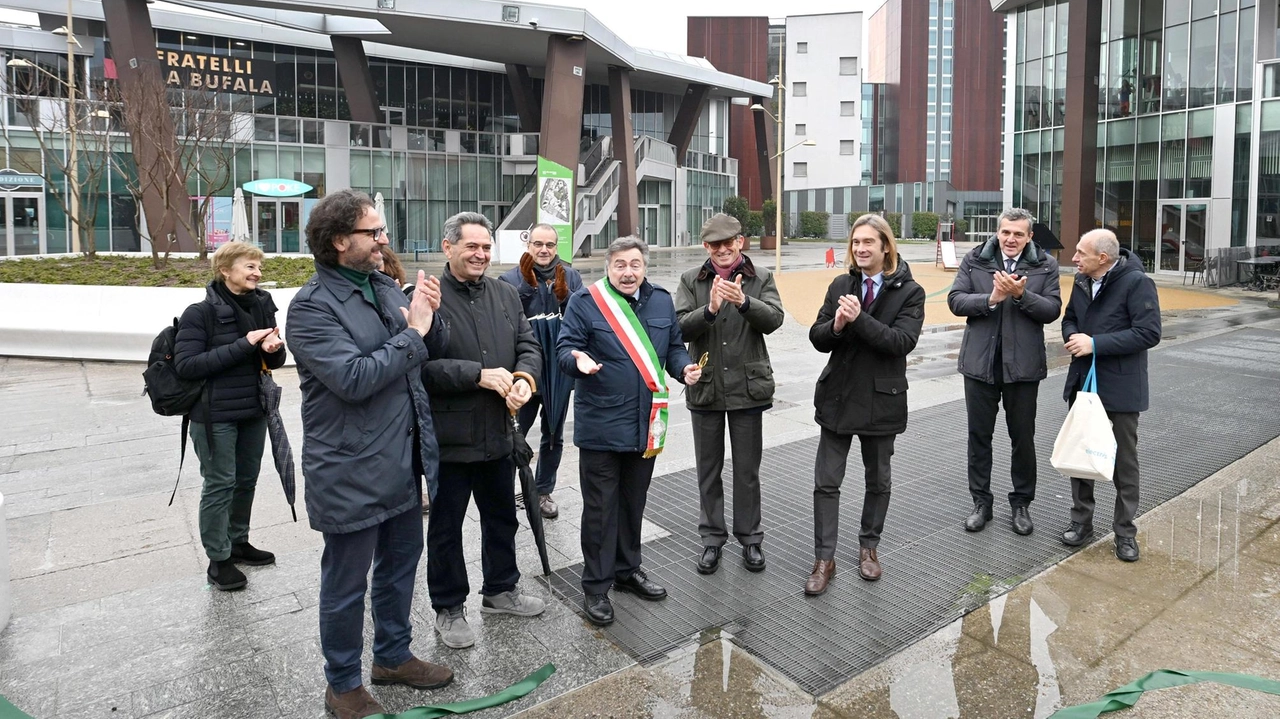 Taglio del nastro per la rinnovata piazza degli incontri, il cuore dell’area di Milanofiori Nord. Grazie a nuove zone per... Taglio del nastro per la rinnovata piazza degli incontri, il cuore dell’area di Milanofiori Nord. Grazie a nuove zone per...