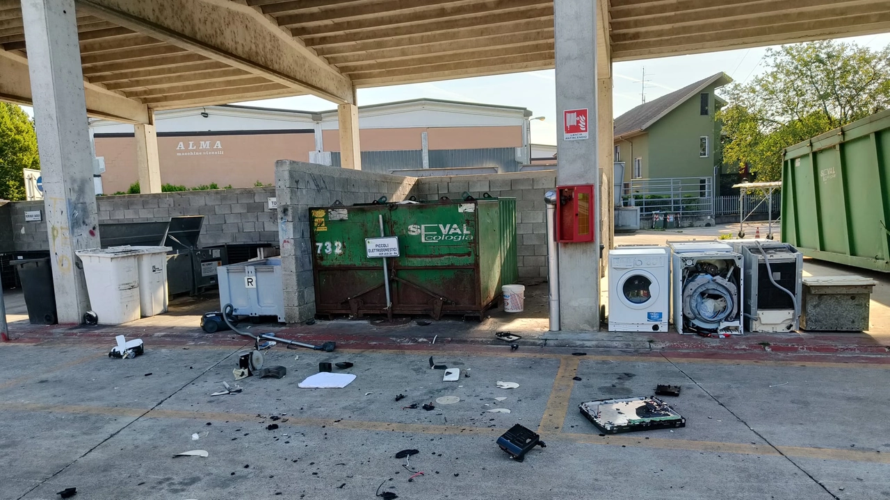 La piattaforma di raccolta vandalizzata La piattaforma di raccolta vandalizzata