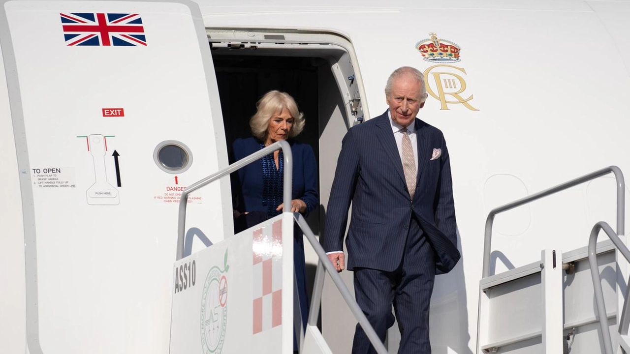 La regina Camilla e re Carlo III al loro arrivo in Italia