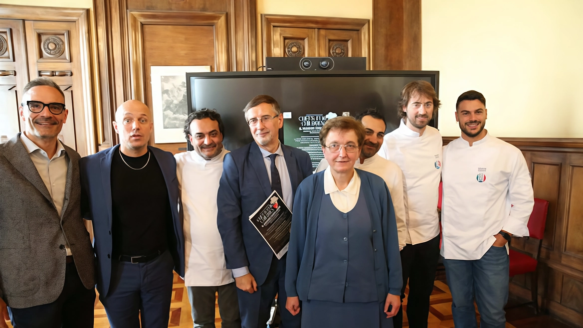 Sorella Patrizia con gli chef aderenti al progetto lanciato lunedì in municipio, il sindaco Paolo Pilotto e l’assessore Egidio Riva Sorella Patrizia con gli chef aderenti al progetto lanciato lunedì in municipio, il sindaco Paolo Pilotto e l’assessore Egidio Riva