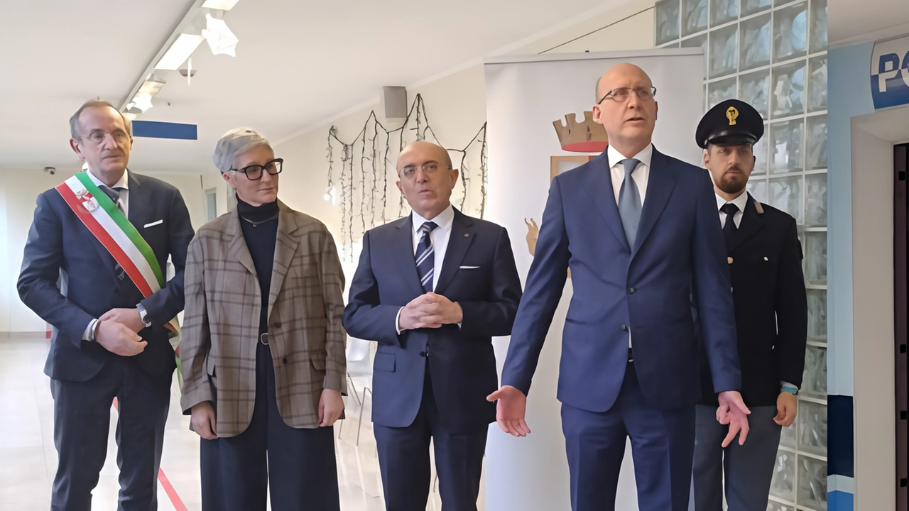 Il 12 dicembre è stato inaugurato il nuovo posto di polizia all’ospedale di Busto Arsizio che è attivo cinque mattine alla settimana Il 12 dicembre è stato inaugurato il nuovo posto di polizia all’ospedale di Busto Arsizio che è attivo cinque mattine alla settimana