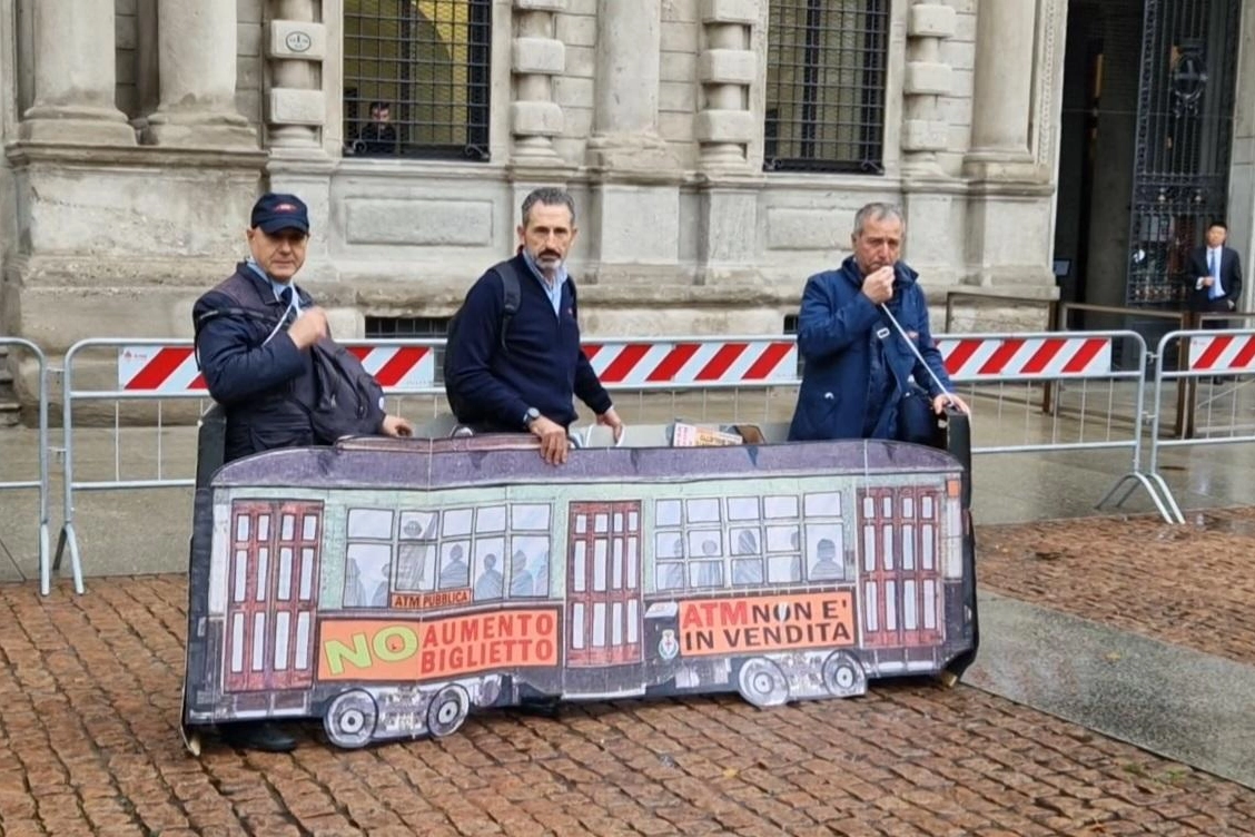 ATM, PRESIDIO DIPENDENTI E COMITATI DAVANTI AL COMUNE (FOTO 2)