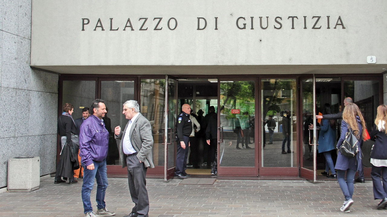 Si è aperto a Como il processo contro la moglie e le figlie dell’ex comandante Pisani Si è aperto a Como il processo contro la moglie e le figlie dell’ex comandante Pisani