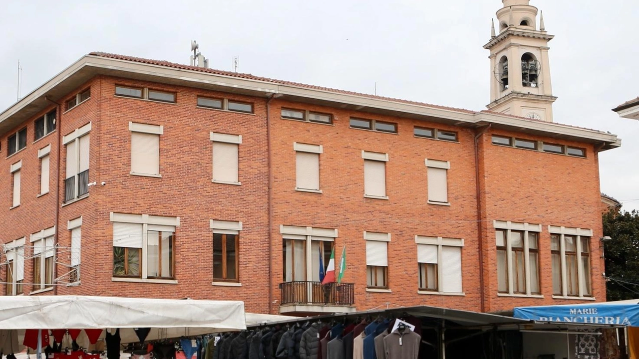 Il Comune di Cilavegna conferma lo spostamento del mercato settimanale nonostante l'opposizione degli ambulanti. La decisione slitta al nuovo anno per preservare il periodo natalizio. Proposte di benefit e eventi di richiamo non convincono gli esercenti. Il Comune di Cilavegna conferma lo spostamento del mercato settimanale nonostante l'opposizione degli ambulanti. La decisione slitta al nuovo anno per preservare il periodo natalizio. Proposte di benefit e eventi di richiamo non convincono gli esercenti.