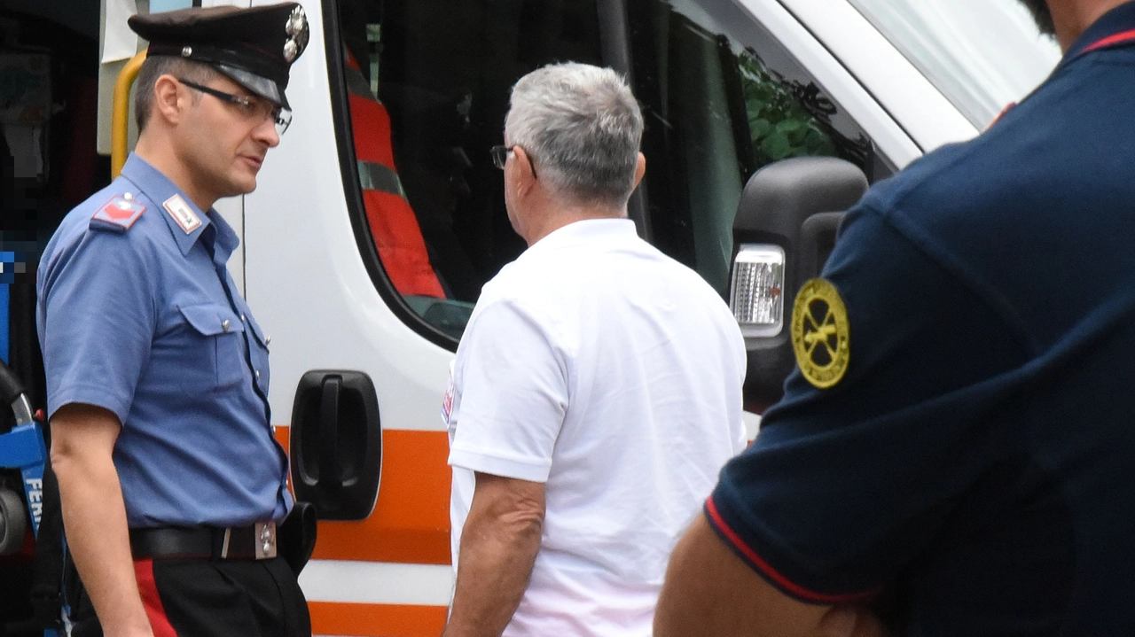 Ambulanza e carabinieri in azione (foto di archivio) Ambulanza e carabinieri in azione (foto di archivio)