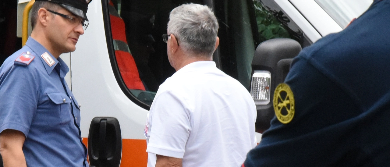 Gravellona Lomellina, lancia l’auto contro il bar dopo una lite e travolge una donna: è gravissima