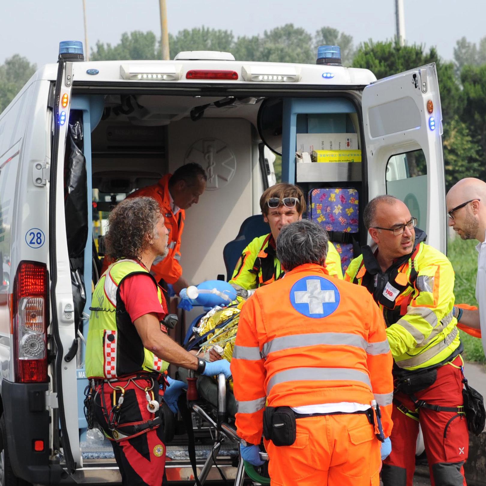 cernusco sul naviglio si schianta in moto sulla provinciale centauro rimane incastrato sotto il furgone è in fin di vita