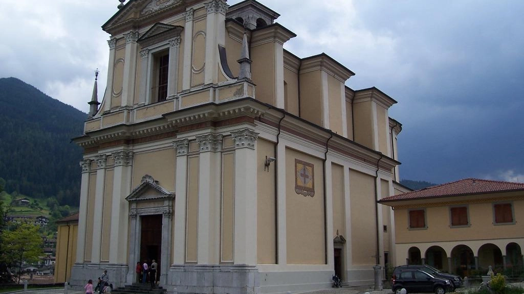 Nella notte tra sabato e domenica alcune persone hanno provato a sfondare il portone d’ingresso della chiesa parrocchiale di Borno.... Nella notte tra sabato e domenica alcune persone hanno provato a sfondare il portone d’ingresso della chiesa parrocchiale di Borno....