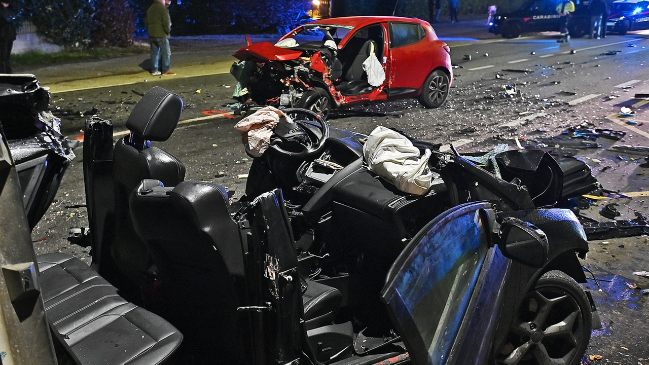 Le auto distrutte dopo il schianto sulla Como-Lecco