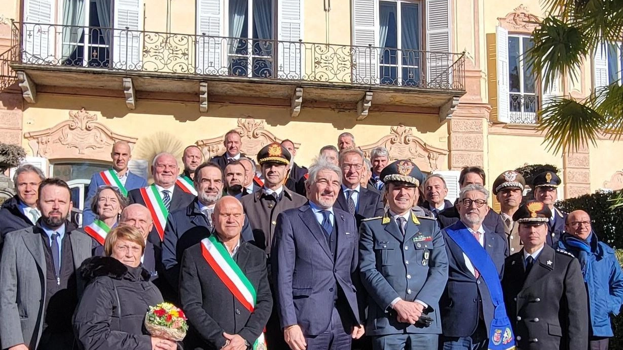 Sommario: Conclusione celebrazioni 250 anni Guardia di Finanza a Varese. Villa Recalcati ospita cerimonia e mostra artistica. Titolo di cittadinanza onoraria e dimostrazioni operative.